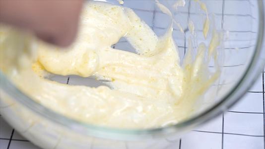 翻拌蛋白霜和蛋黄糊视频的预览图