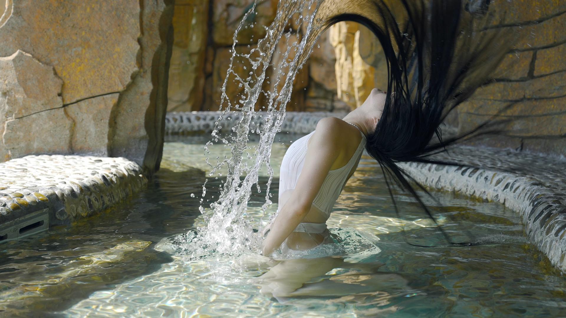 4k美女温泉池甩起长头发水花视频的预览图