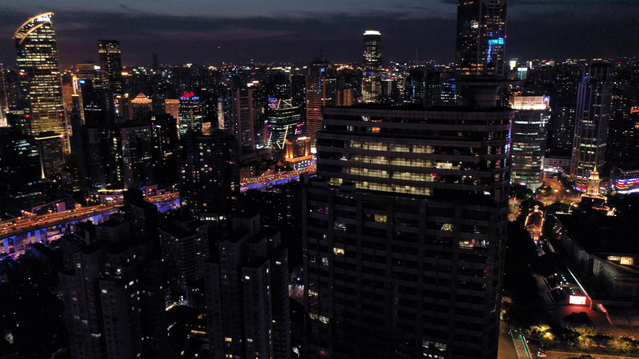 4K航拍上海夜景写字楼视频的预览图