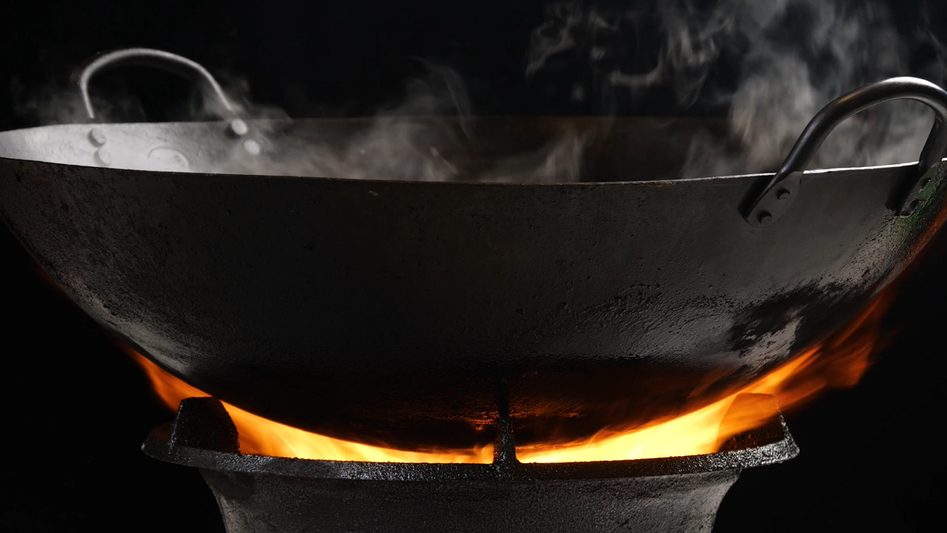 4K炉火炭火烟火气息大锅炉炒菜做饭厨房视频的预览图