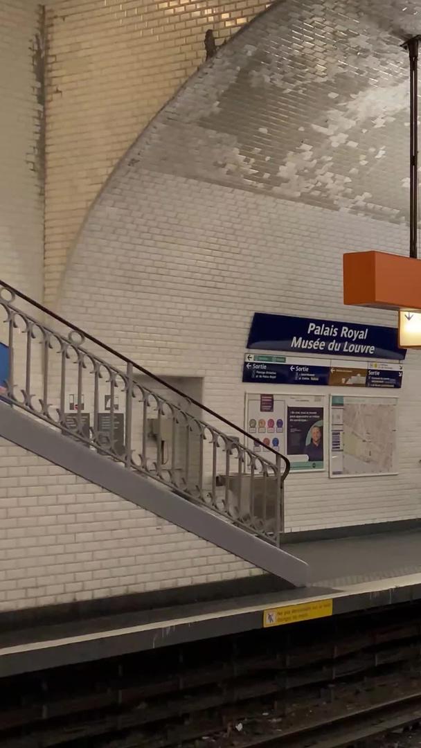 法国巴黎城市地铁实拍视频视频的预览图