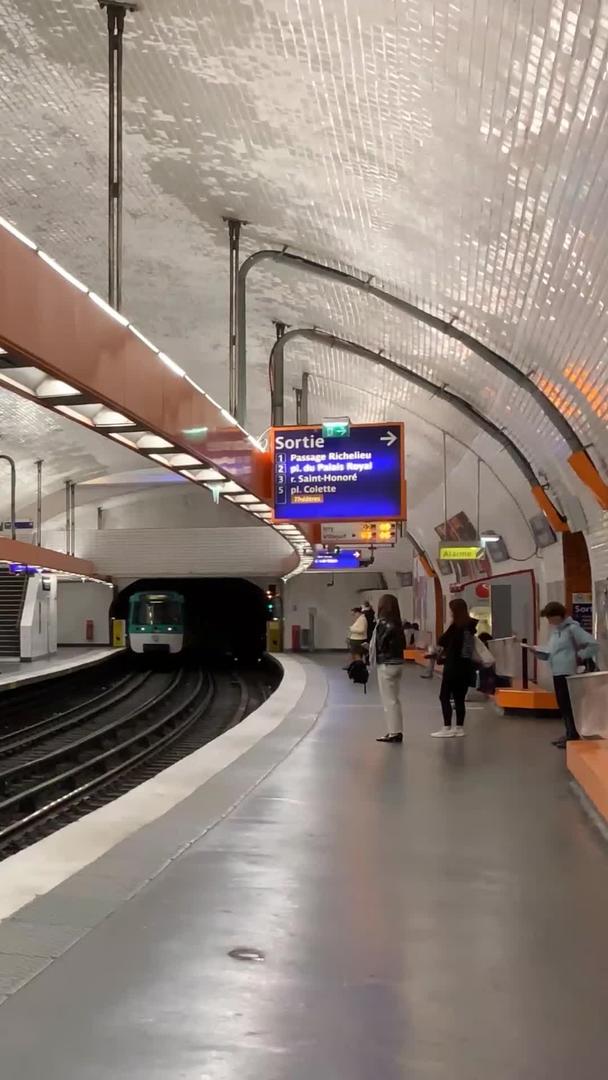 法国巴黎城市地铁实拍视频视频的预览图