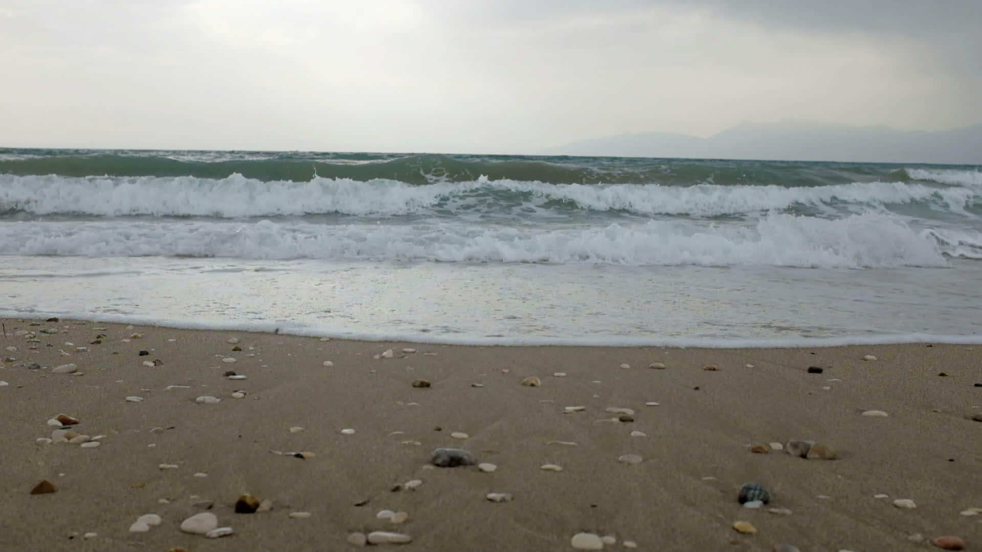 海滩上的海景海浪视频的预览图