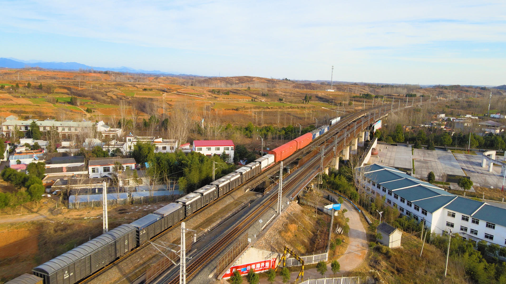 4K航拍中国铁路物流运输火车铁路交通视频的预览图