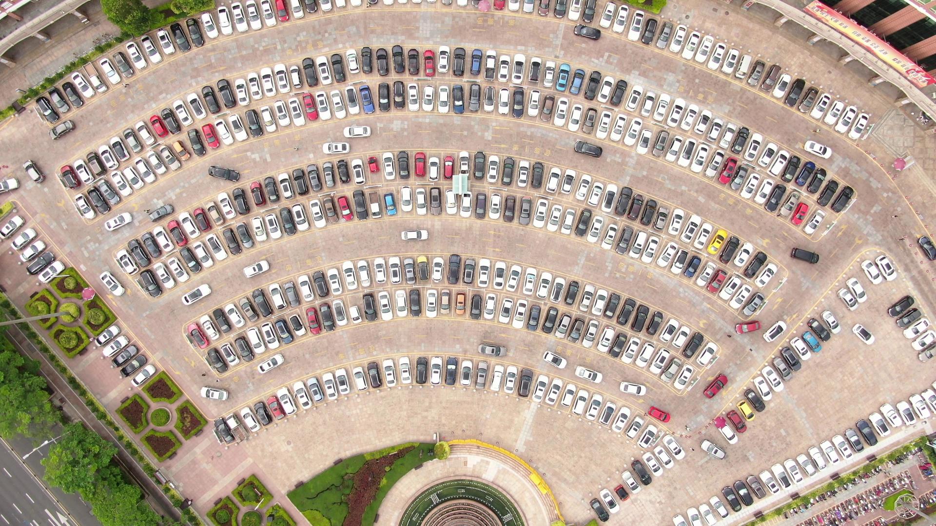 航拍城市繁忙停车场视频的预览图