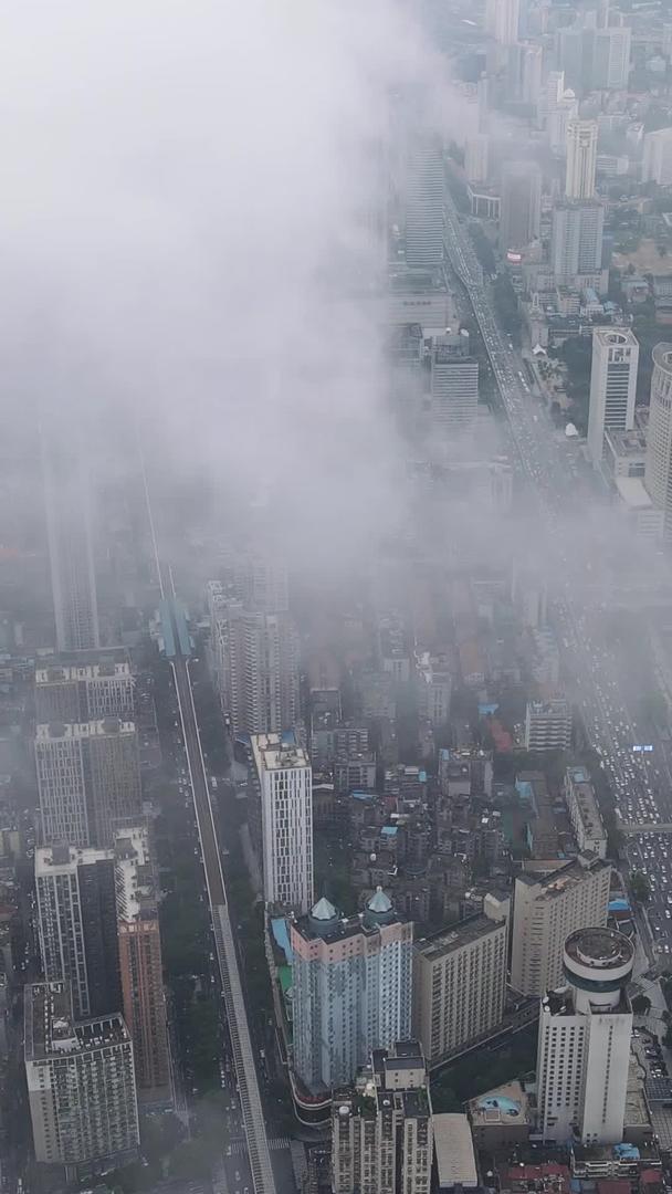 城市高空云层上的航拍风景俯瞰城市建筑道路交通天际线城市素材视频的预览图