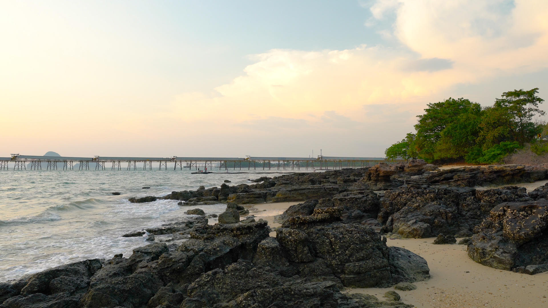 泰国海滨栈道黄昏礁石延时4K视频的预览图
