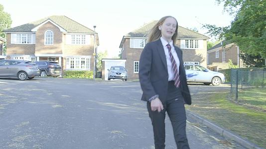高中女生在上学的路上快乐地跳舞视频的预览图