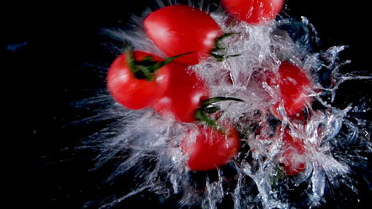 升格圣女果入水小番茄入水新鲜水果入水视频的预览图