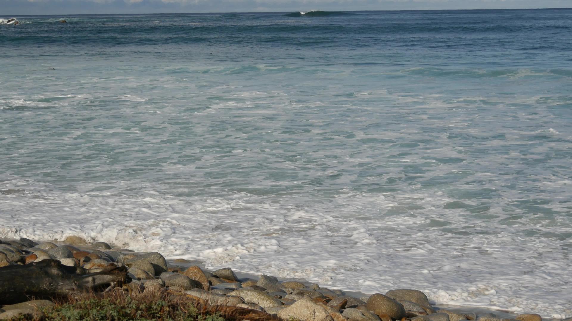 海岸边汹涌的海浪视频的预览图