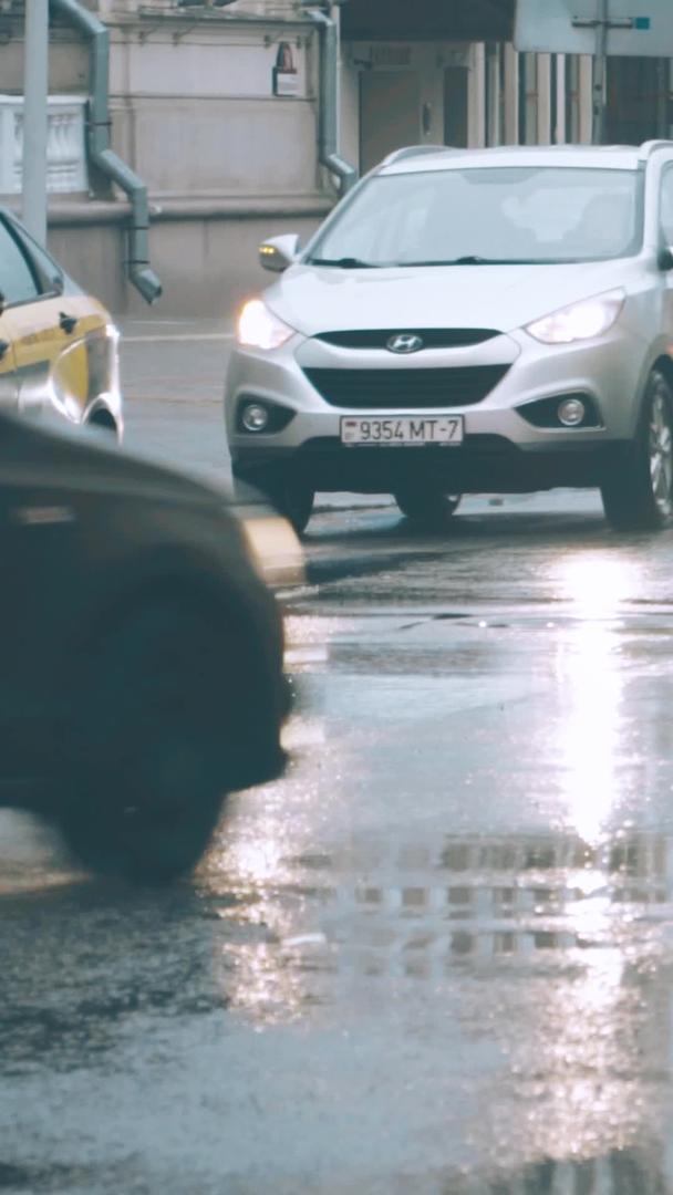雨后道路汽车在潮湿的道路上流通视频的预览图