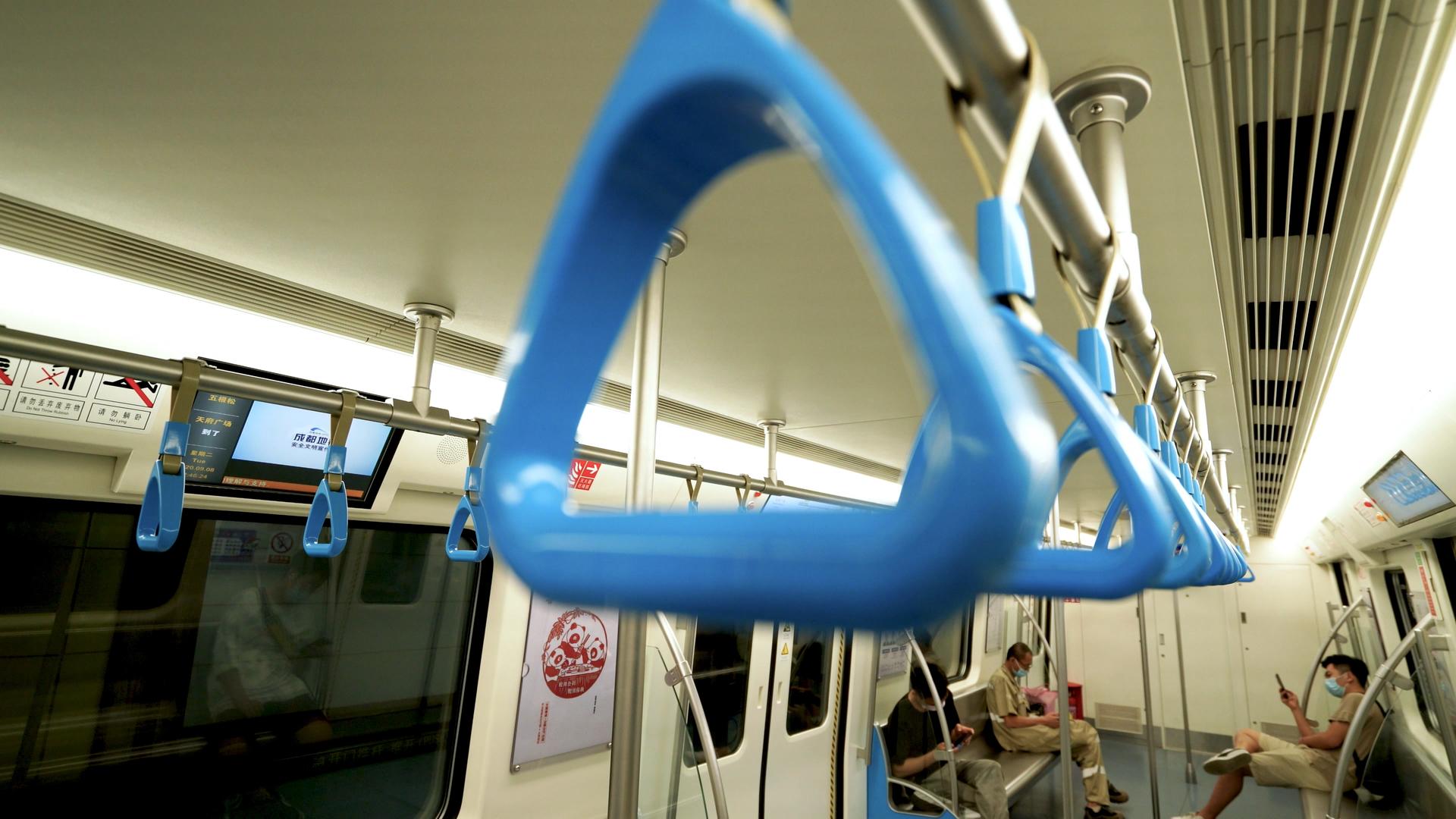 4K实拍成都地铁车厢疫情戴口罩人群视频素材视频的预览图