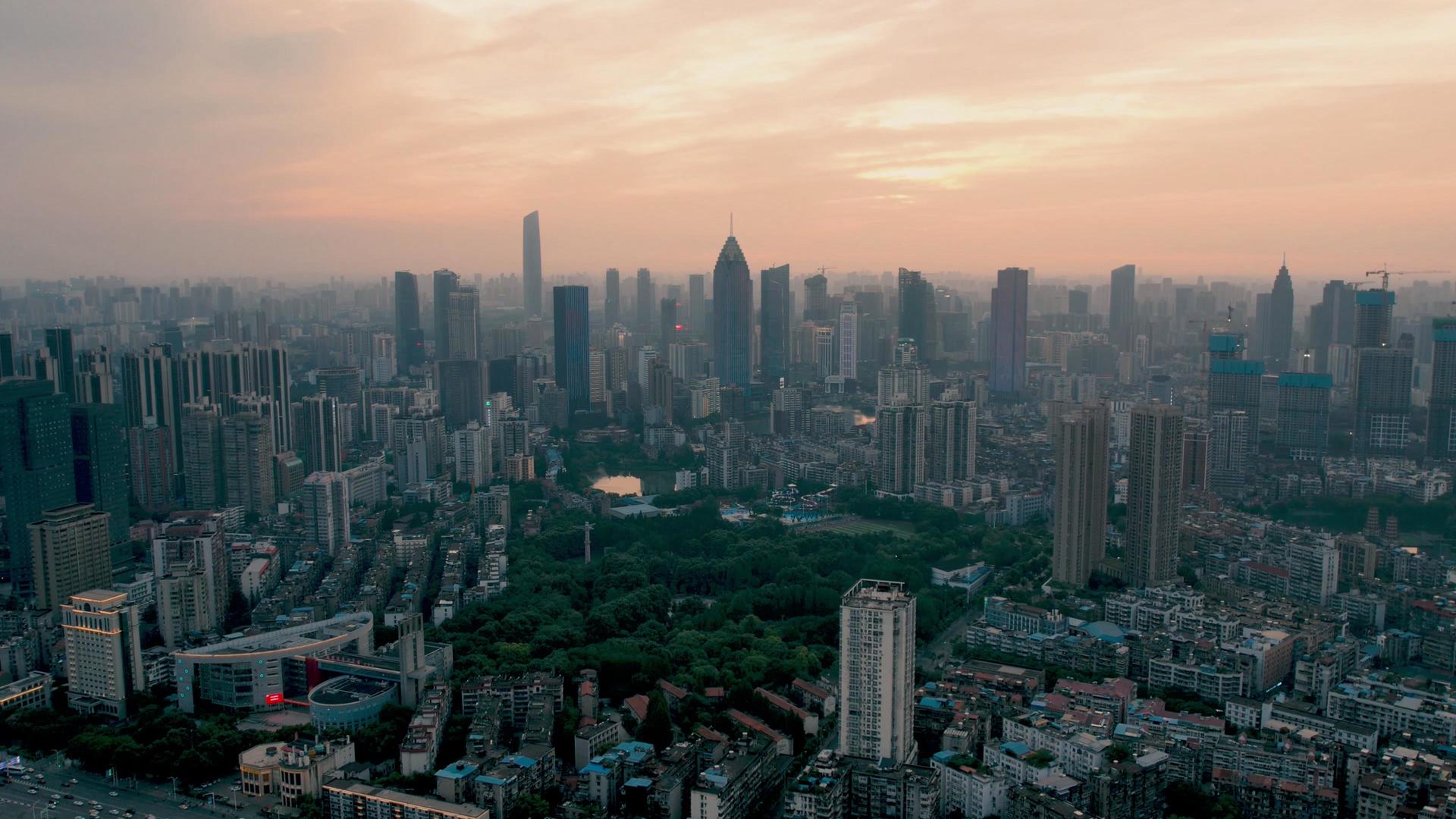4K航拍晚霞之下的城市建筑群城市风光延时视频视频的预览图