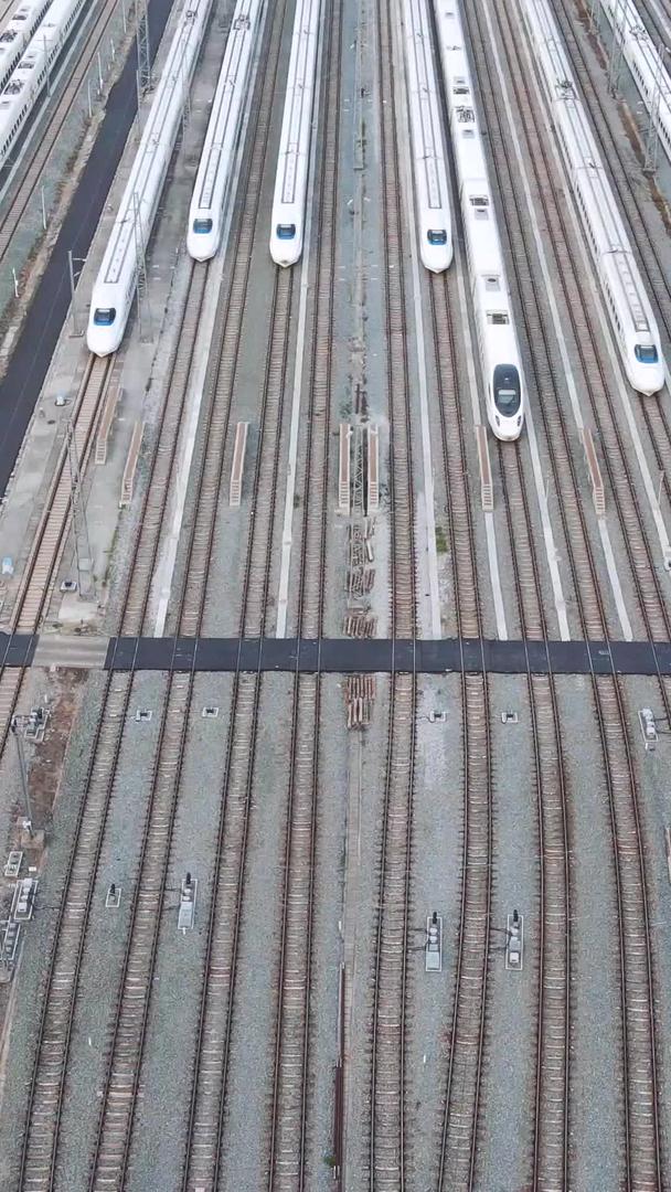 航拍城市交通轨道车站排列整齐万剑齐发的高铁列车素材视频的预览图