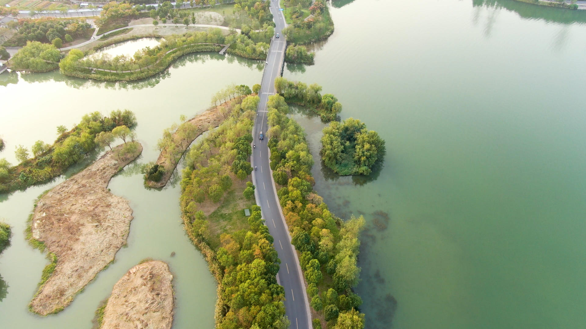 4K航拍小车行驶在湖面公路上视频的预览图