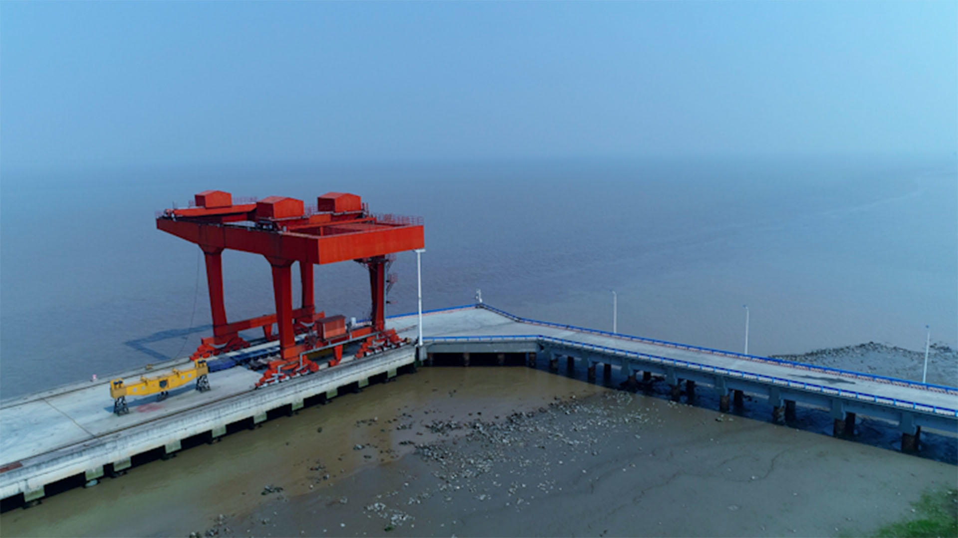 钱塘江码头4K航拍视频的预览图