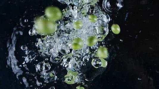 升格豌豆入水新鲜蔬菜入水视频的预览图