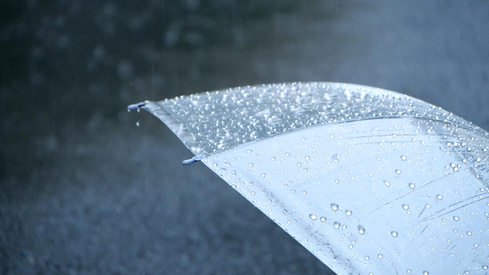 升格雨伞滴水下雨雨滴暴雨雨中雨伞地上遗落的伞视频的预览图