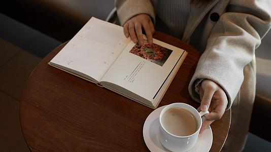 咖啡店看书的文艺女青年视频的预览图
