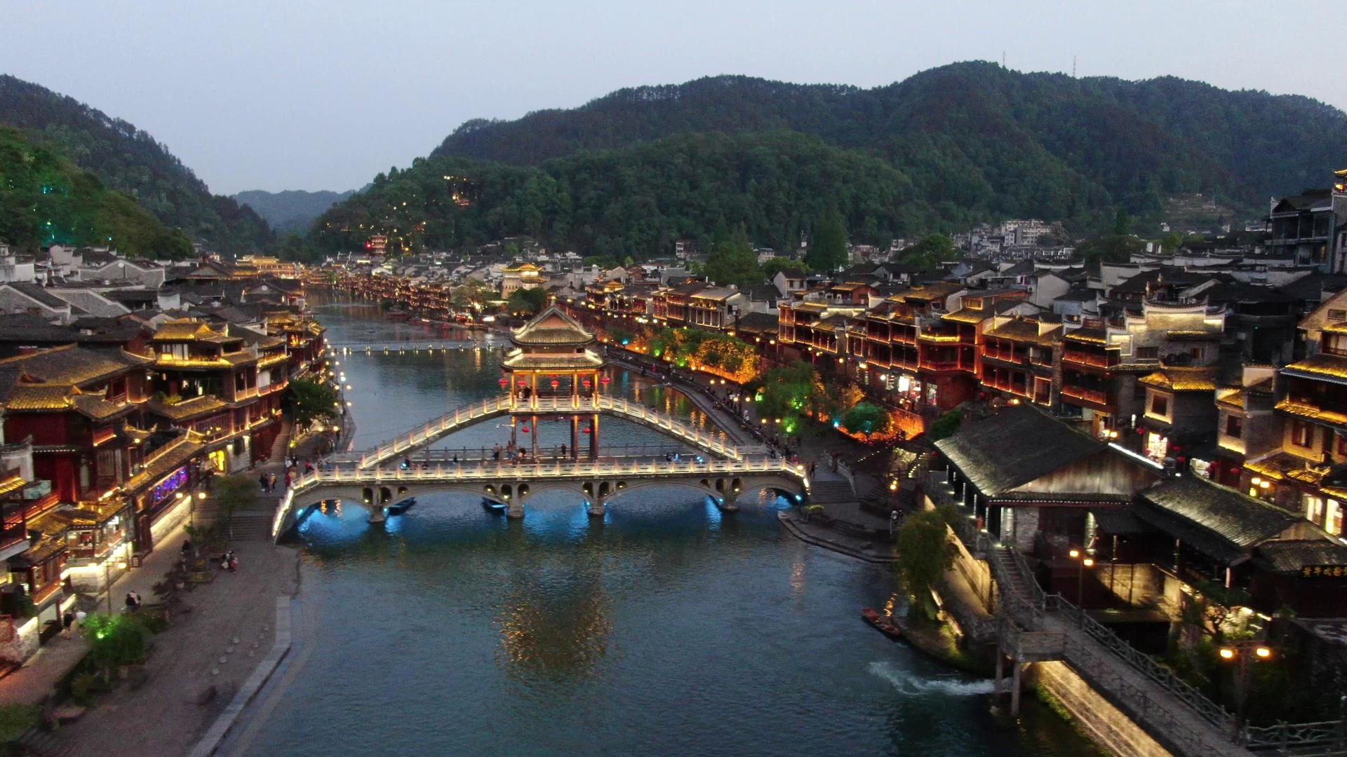 湖南湘西凤凰古城夜景4A景区航拍视频的预览图