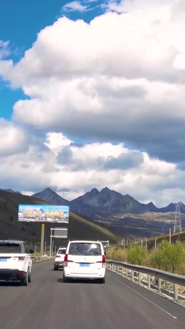 从公路旅行的角度在中国最美的公路上行驶318国道视频的预览图