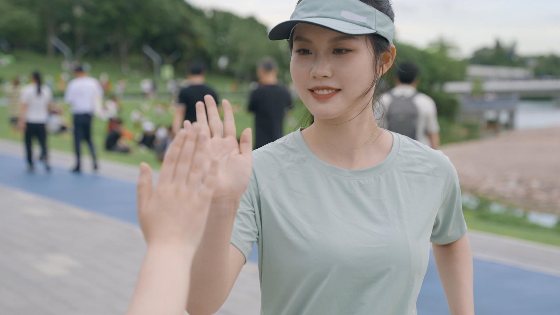 年轻女性跑步庆祝击掌马拉松视频的预览图