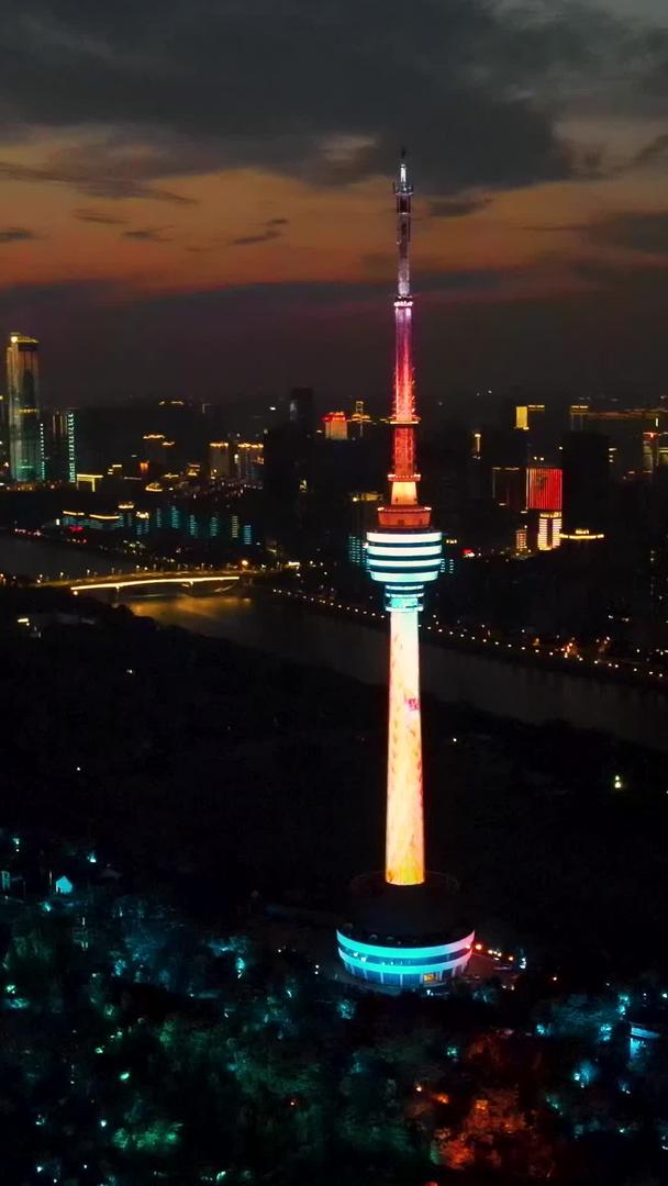 武汉电视塔和城市夜景在夜晚航拍视频的预览图
