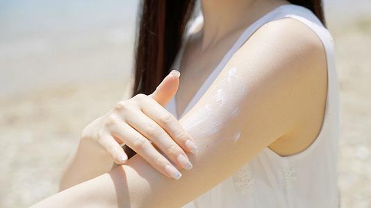 4K夏日防晒乳液涂抹臂膀视频的预览图