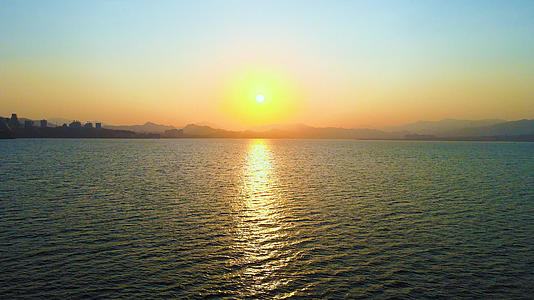 4K航拍日出日落夕阳余晖湖面湖水视频的预览图