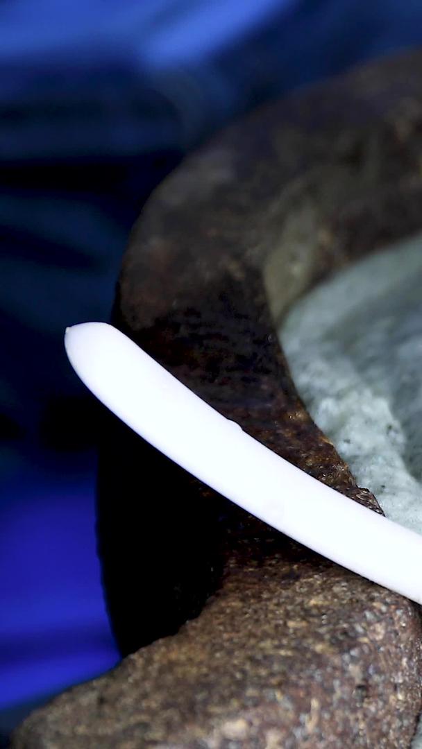 拍摄制作传统美食石磨豆浆的过程视频的预览图