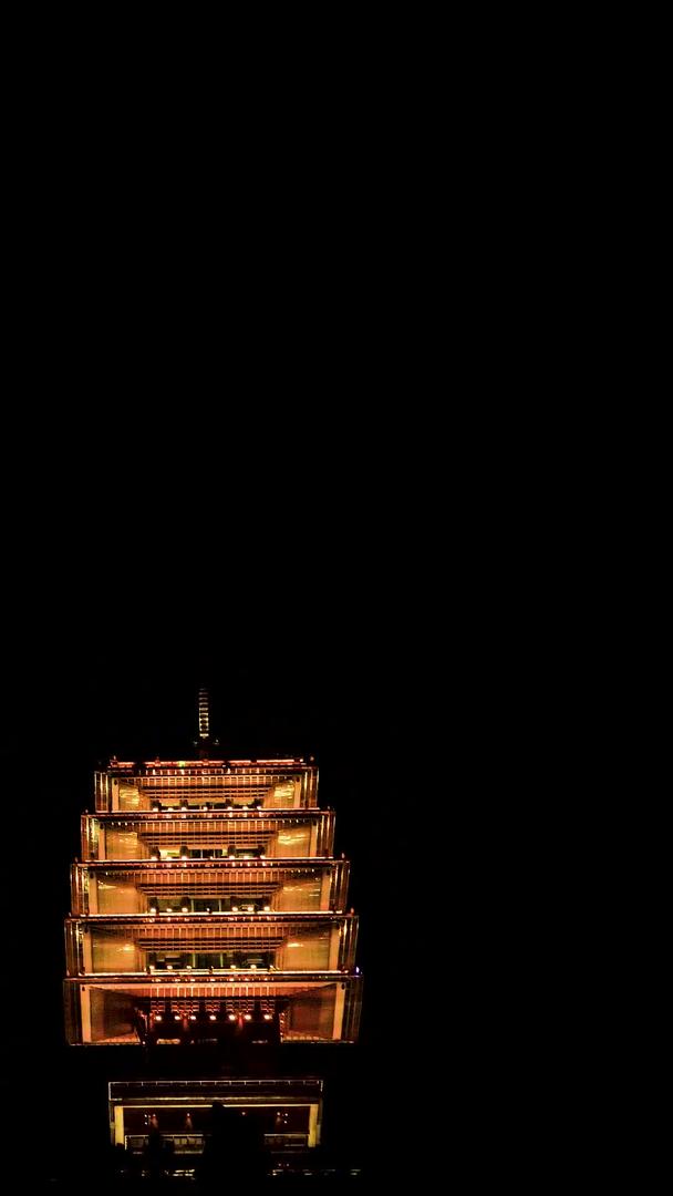 杭州地标东来阁正月十五延时长焦拍摄圆月十五视频的预览图