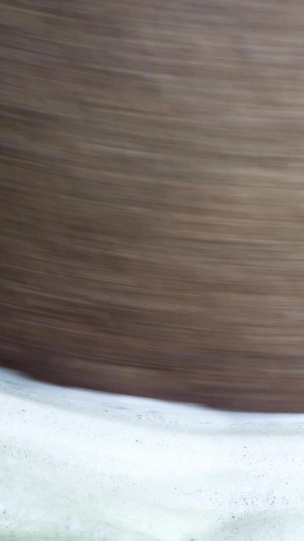 拍摄制作传统美食石磨豆浆的过程视频的预览图