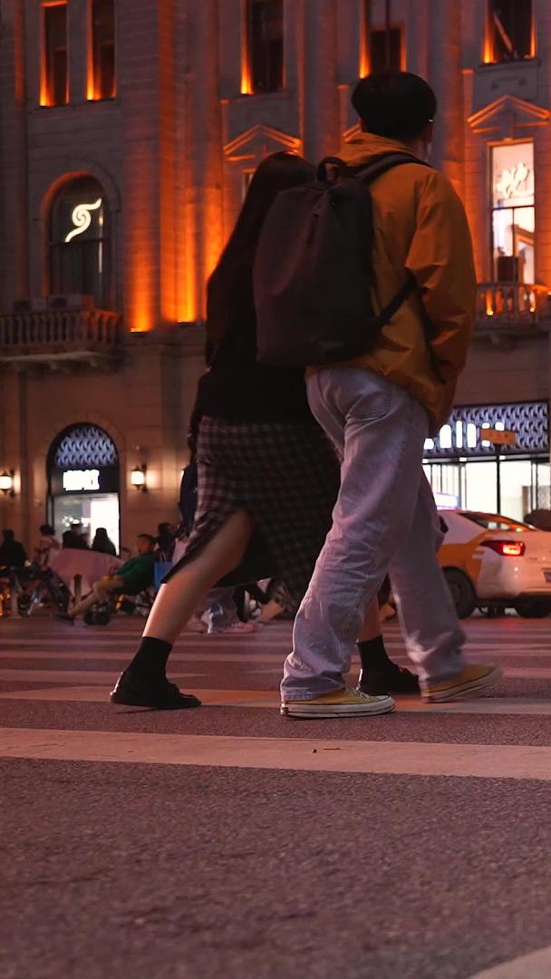 素材升格拍摄慢镜头城市斑马线人行道低角度购物人群视频的预览图