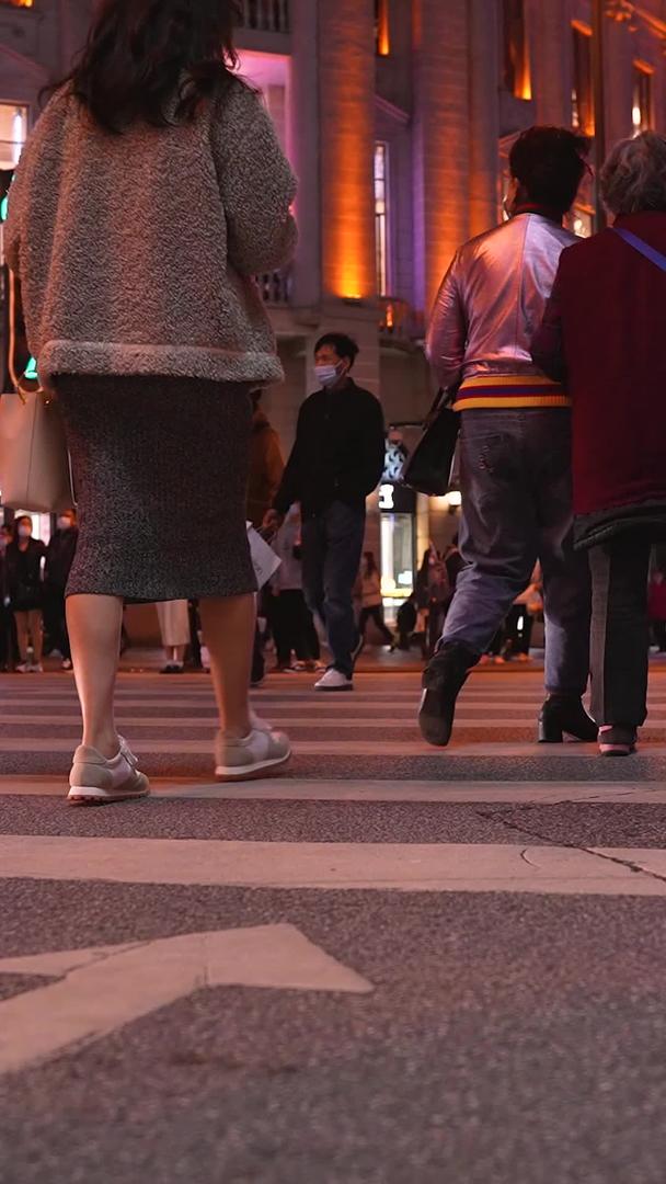 素材升格拍摄慢镜头城市斑马线人行道低角度购物人群视频的预览图