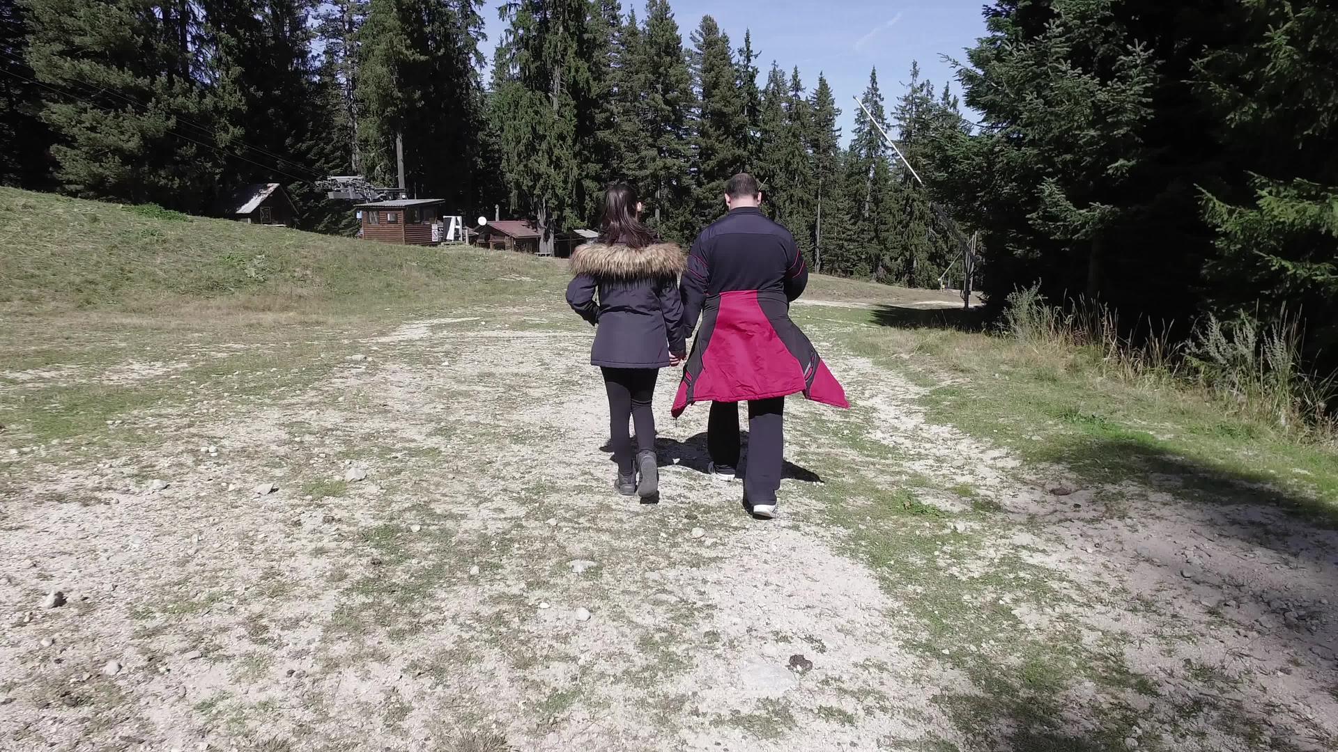 父亲和女儿在山上农村路上聊天和徒步旅行视频的预览图