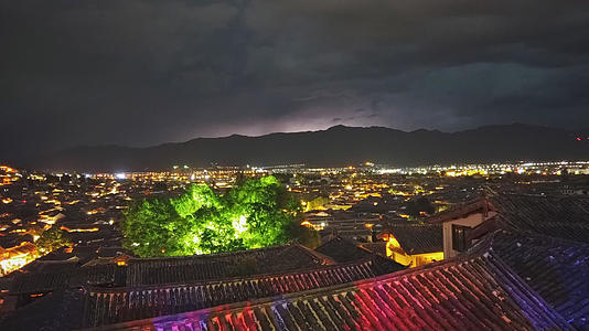 丽江古城全景灯光夜景电闪雷鸣暴雨来临前夕视频的预览图