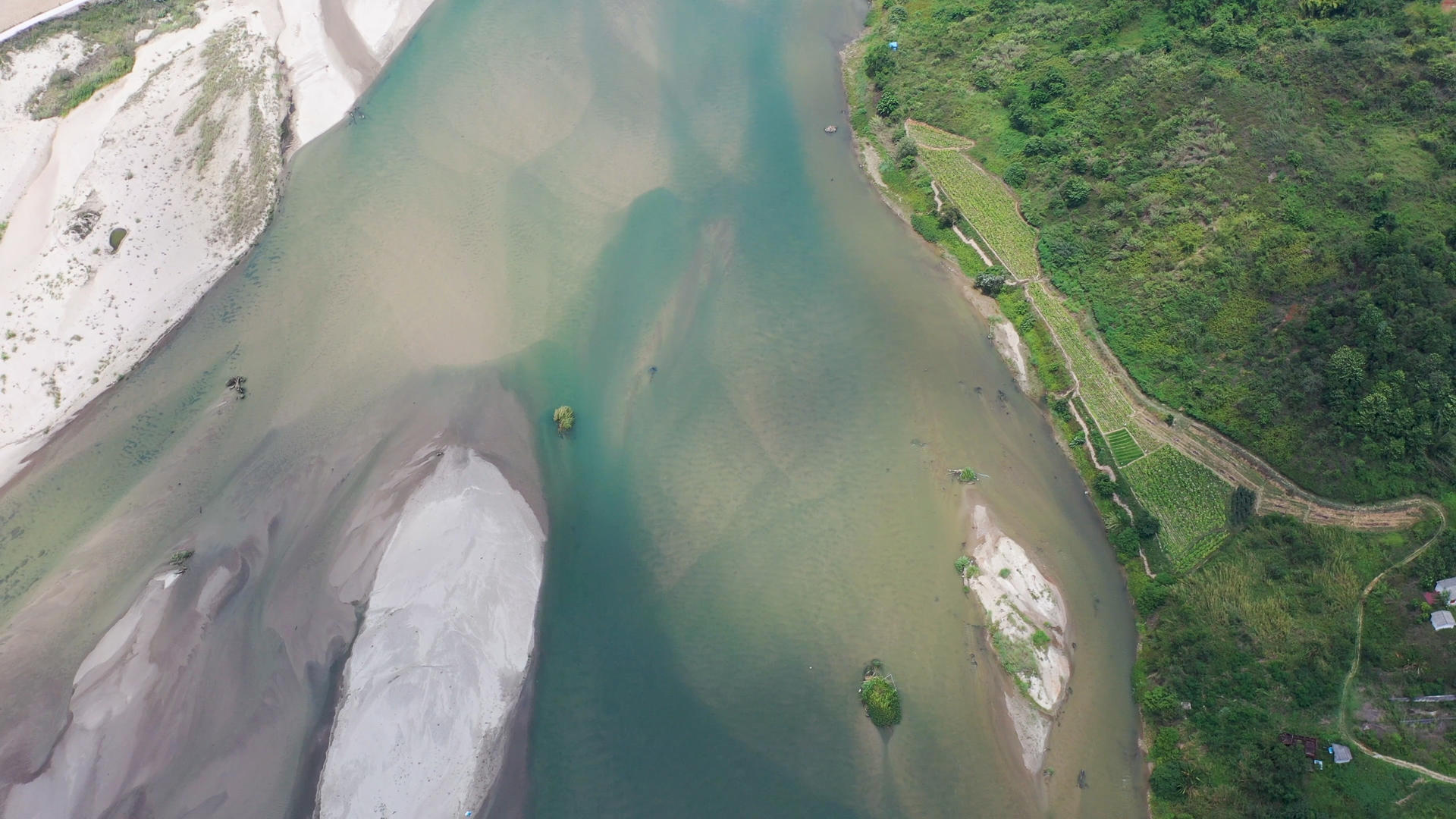 航拍充满绿色的大河沿岸视频的预览图