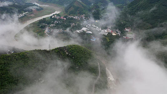 航拍贵州与云南分界峡谷河流云海视频的预览图