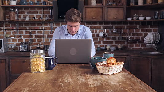 男人在家里用电脑视频的预览图