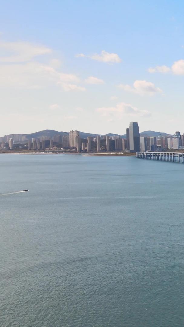 大连市星海湾大桥穿越城市地标视频的预览图