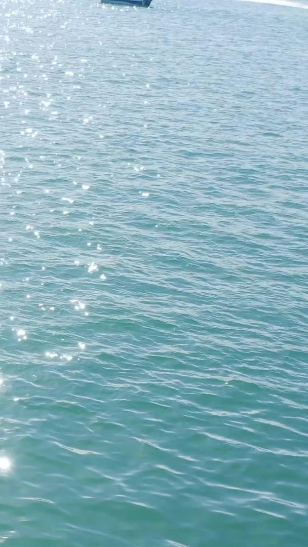 实拍海水水面波光粼粼的视频素材视频的预览图