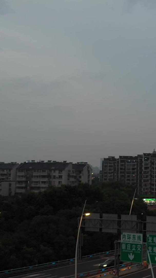 南京卡子门高架交通车流航拍城市建筑群夜景视频的预览图