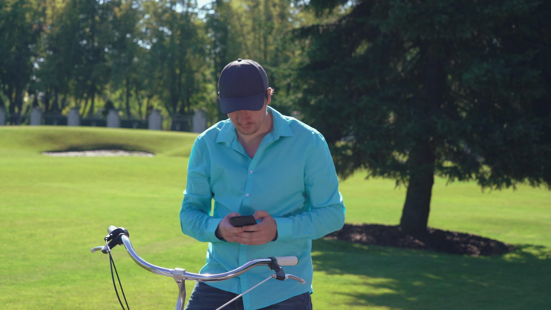男子骑自行车后使用智能手机视频的预览图