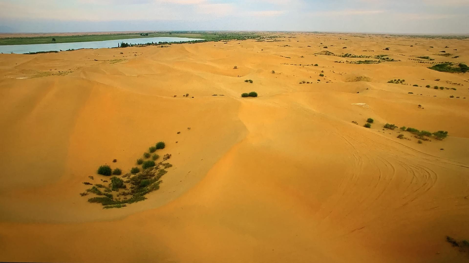 库布齐沙漠湖泊视频的预览图
