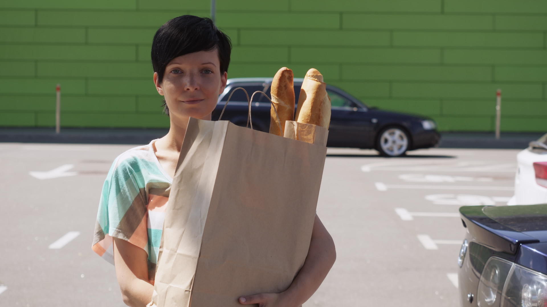 抱着面包的女人视频的预览图