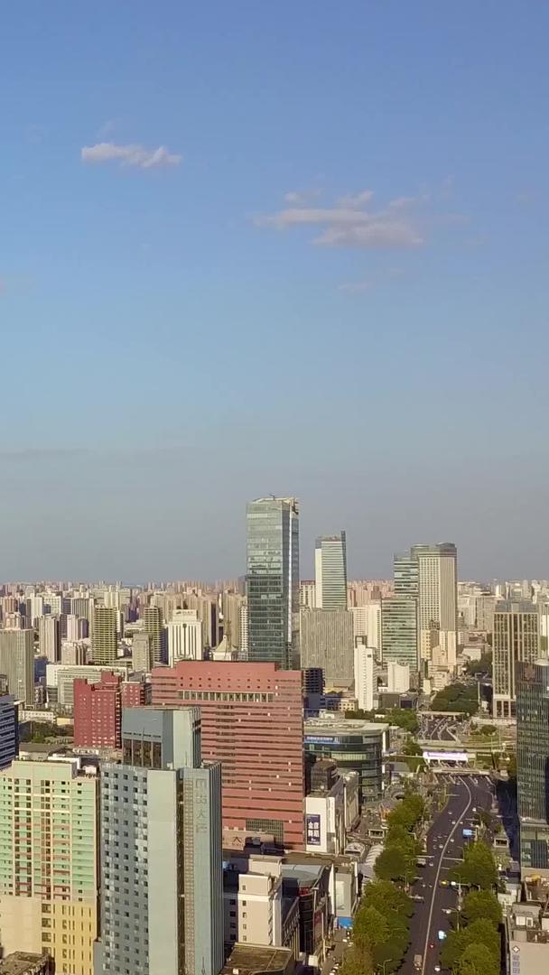 秋高气爽的城市上空航拍视频的预览图