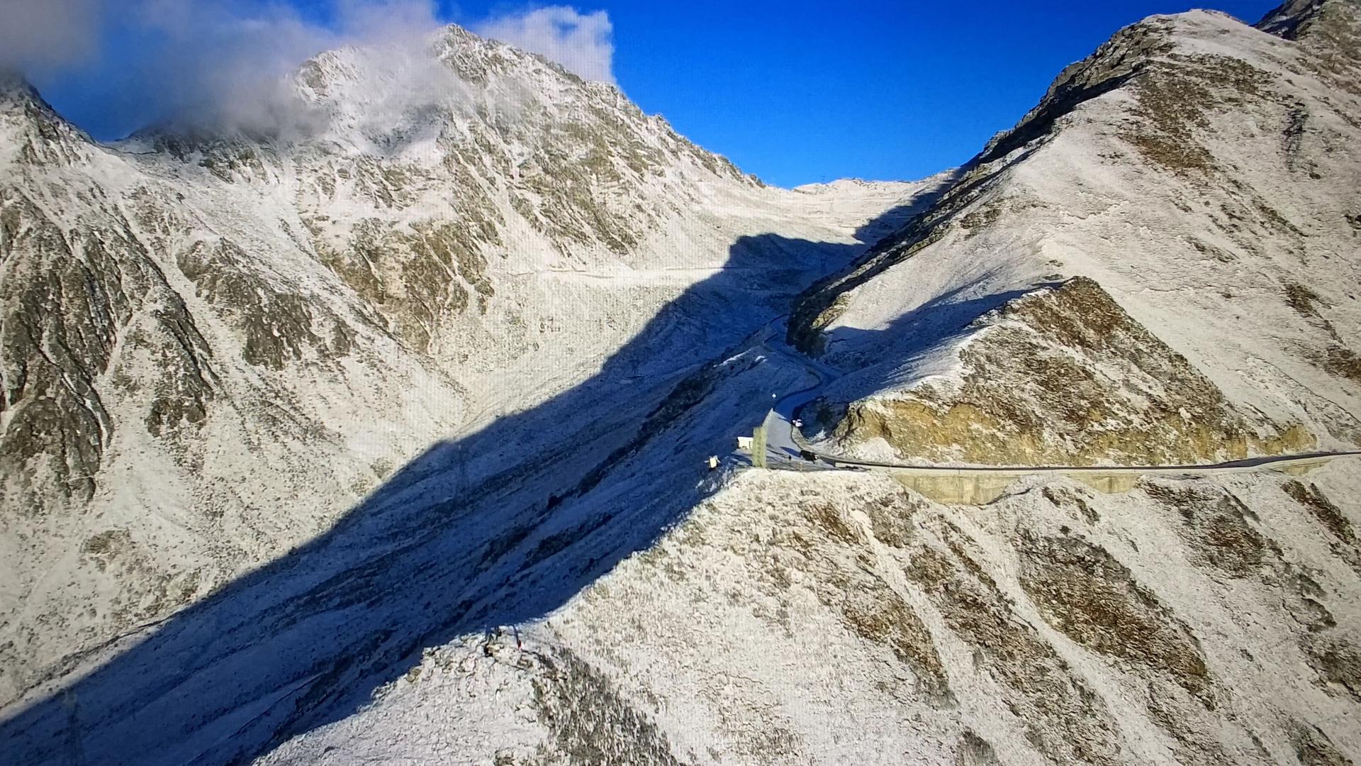 川西雪山4K航拍视频的预览图