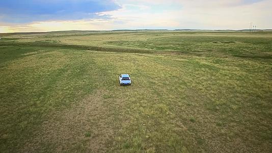 草原上飞驰的自驾车视频的预览图
