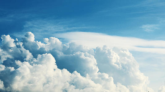 翻腾的云朵高清蓝天白云4K延时视频素材视频的预览图