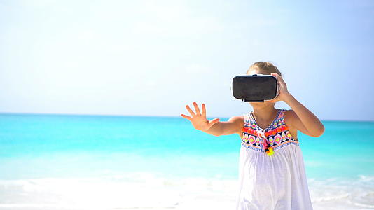 可爱的小女孩使用虚拟现实护目镜视频的预览图